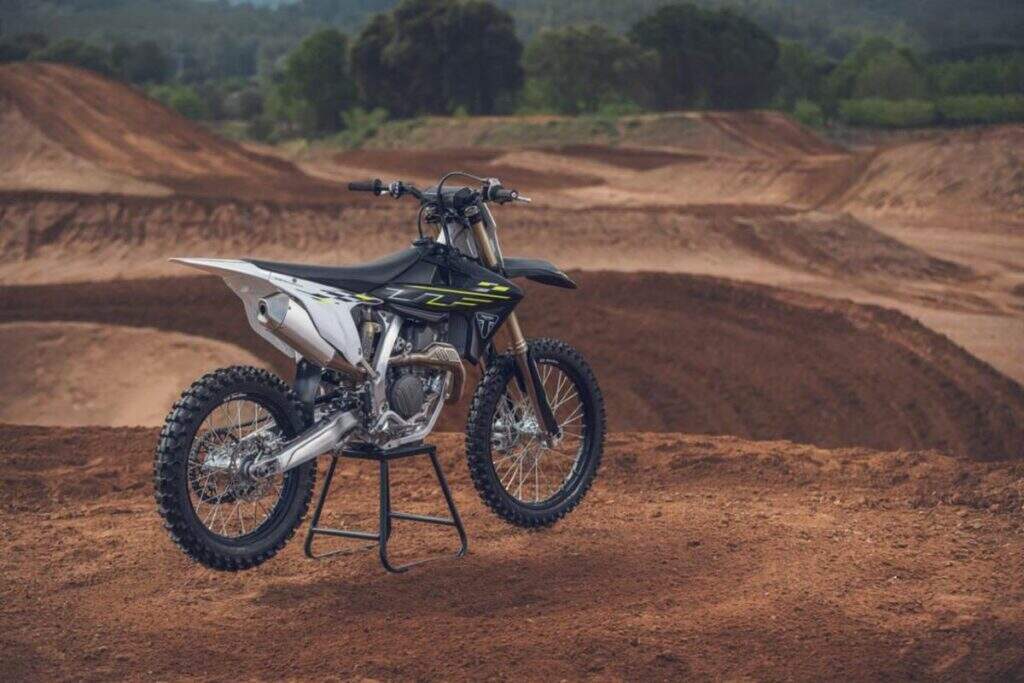 imagem lateral traseira da Triumph TF 450-X 2026
