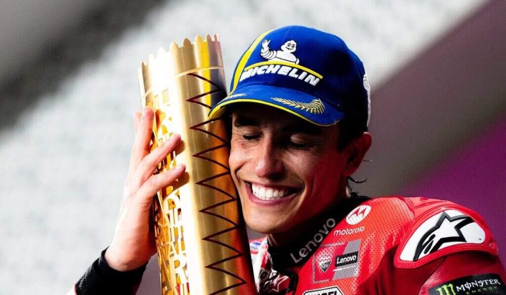 imagem marc marquez com troféu motogp