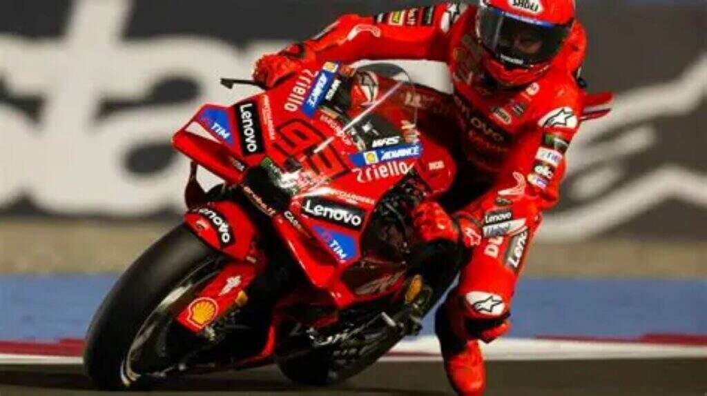 imagem marc marquez em ação com a ducati desmosedici gp em sexto título consecutivo de construtores na MotoGP.