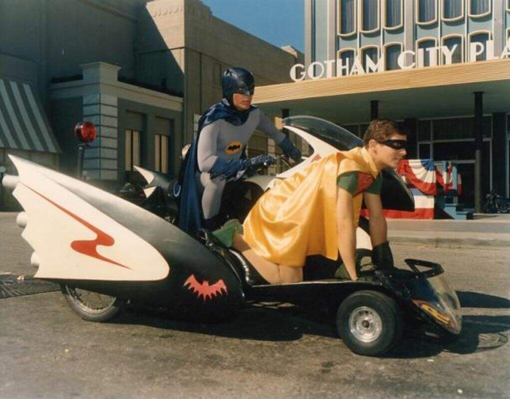 imagem de batman e robin com a batcycle