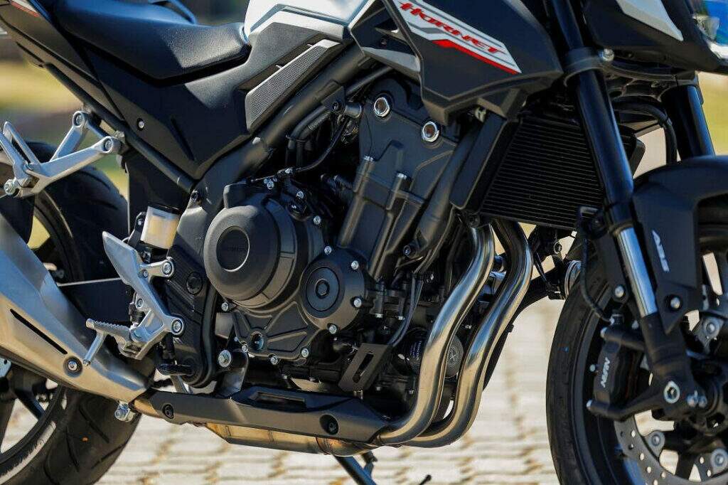 imagem lateral da nova honda hornet 500