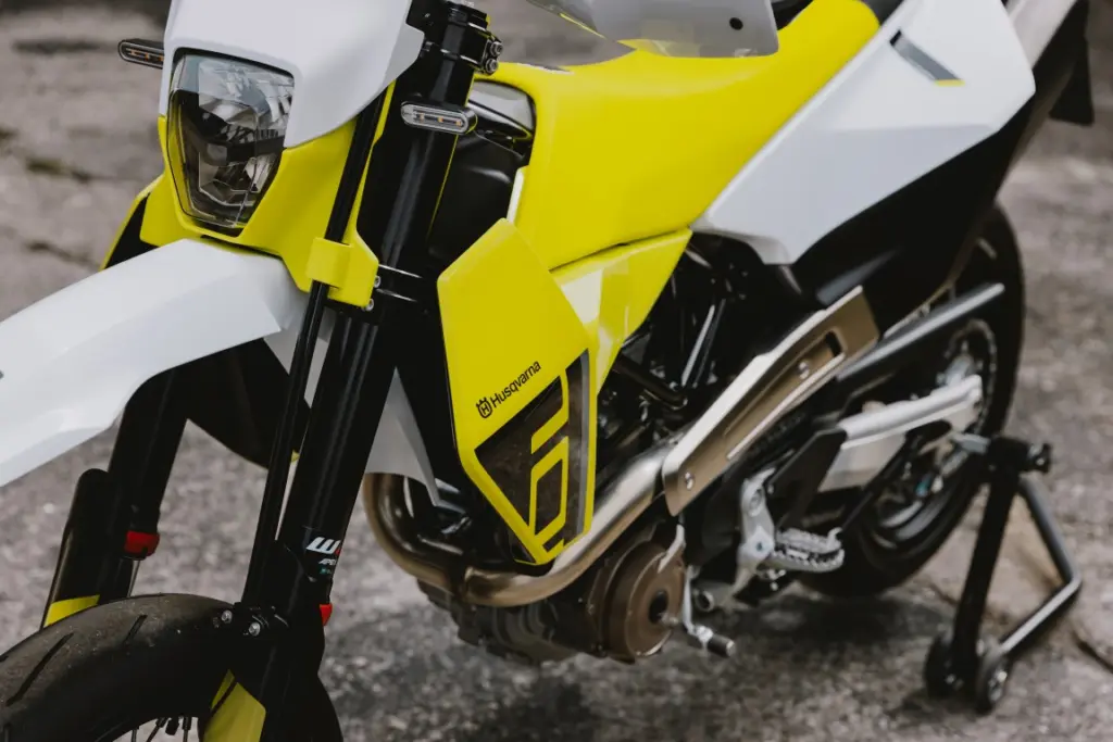 imagem lateral frontal da nova 701 Supermoto 2026