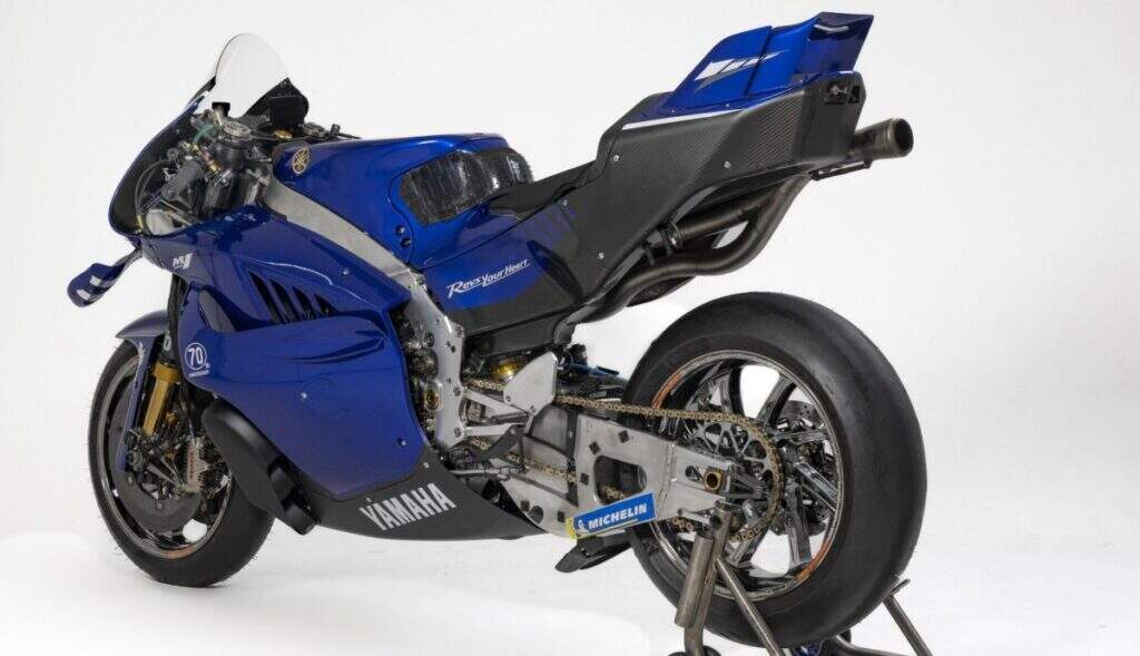 imagem traseira nova yamaha m1 v4 motogp 2025