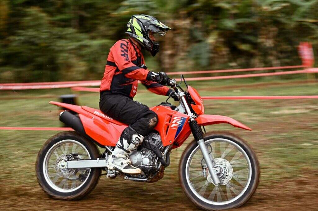 imagem do piloto na pista com a crf 300f