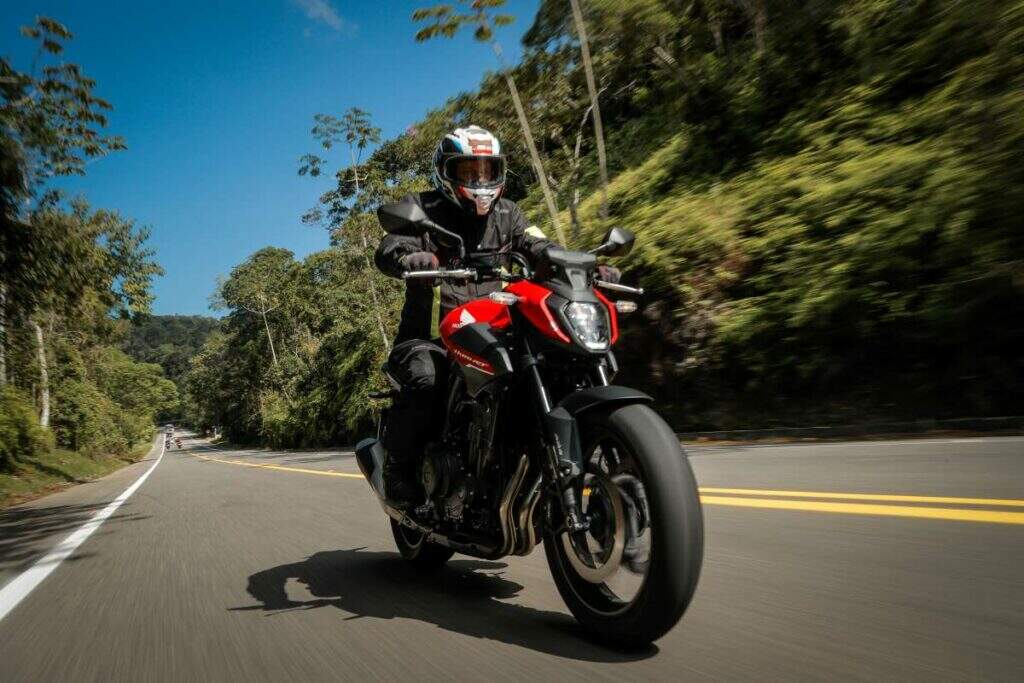 imagem da cb 500 hornet na estrada