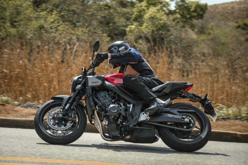 imagem do piloto em ação com honda cb 650r e-clutch
