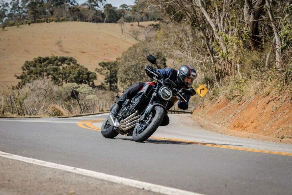 imagem do piloto em ação em curva com a honda cb 650r e-clutch 2025