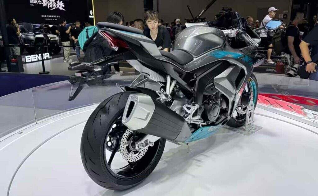 imagem traseira da Kove 650 RR