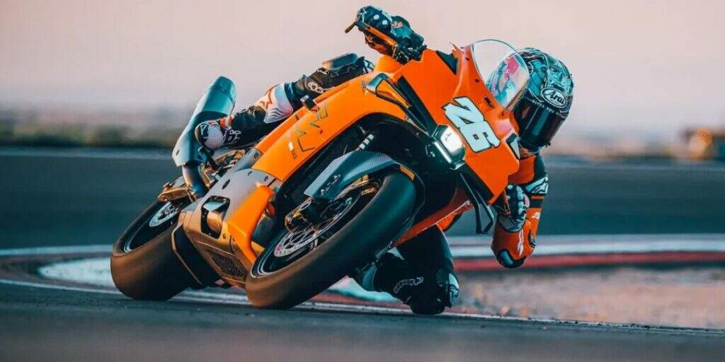 imagem KTM 990 RC R com dani pedrosa em ação