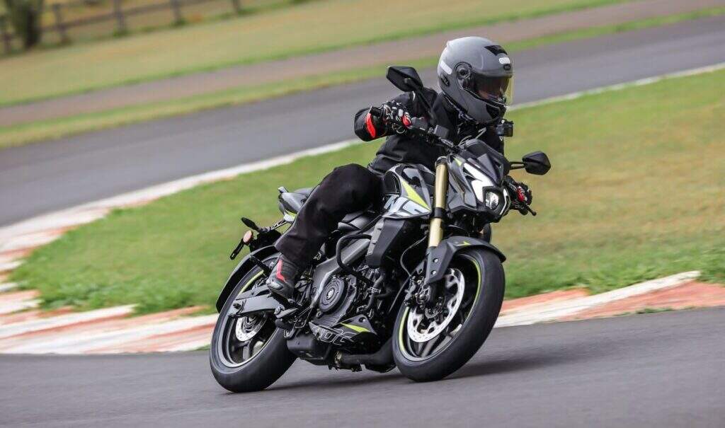 Bajaj Dominar NS400Z em ação