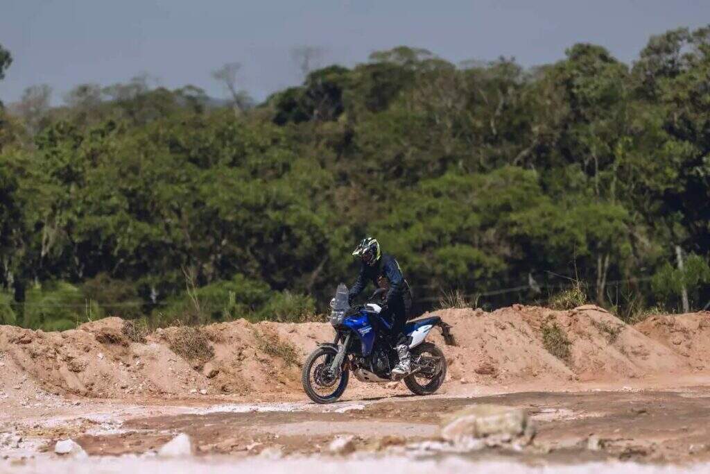 imagem do piloto mostrando habilidade no off-road com a nova yamaha ténéré 700