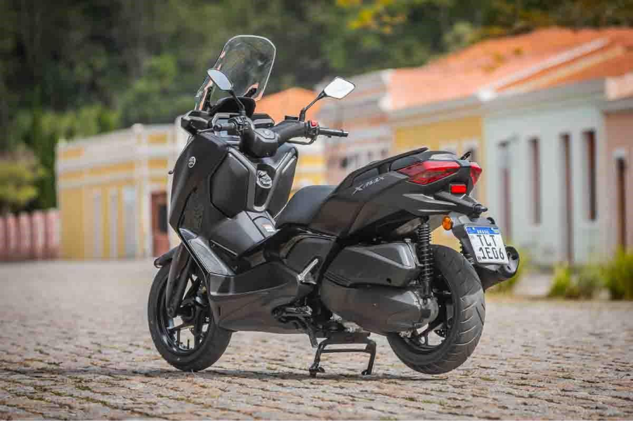 imagem traseira yamaha XMAX 300 Connected 2025