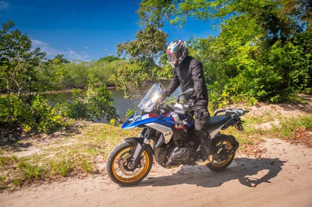 imagem da bmw r 1300 gs na terra