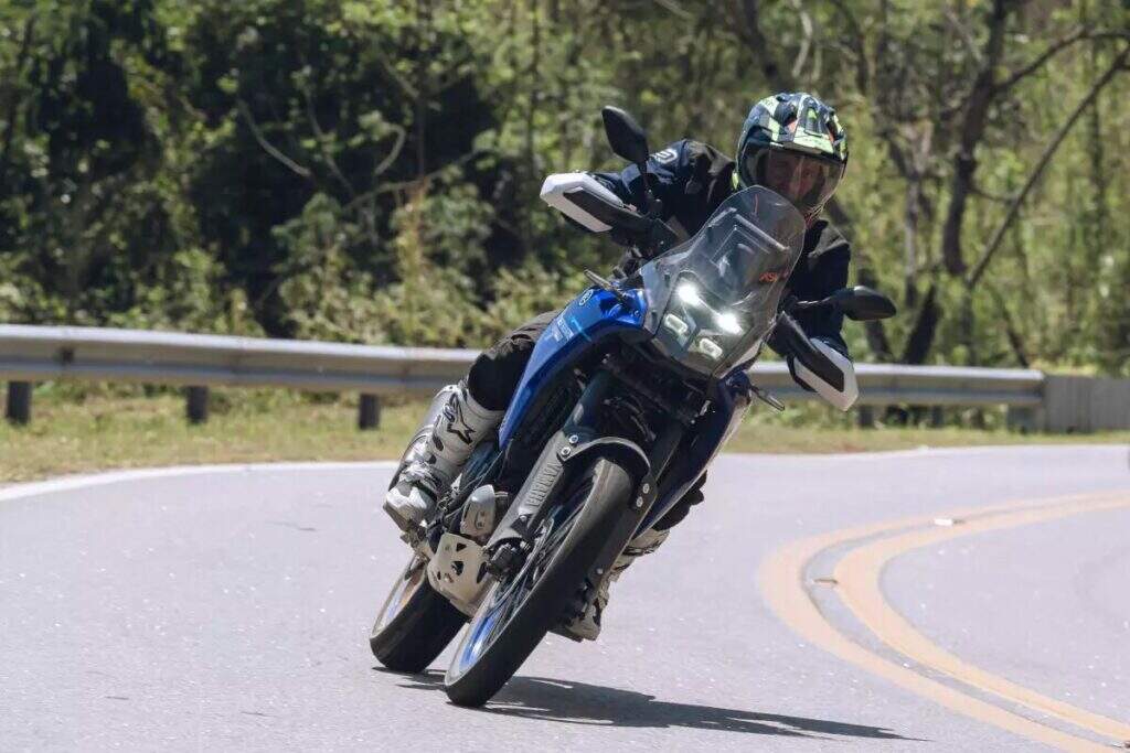 imagem do piloto mostrando habilidade em curva com a yamaha ténéré 700 2025