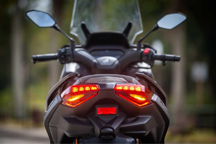 imagem da lanterna traseira do yamaha XMAX 300 Connected 2025