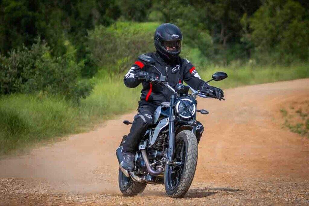 imagem do piloto no off-road com a ducati scrambler icon 800