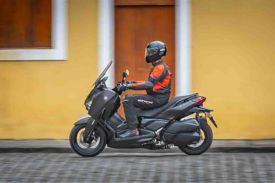imagem lateral yamaha XMAX 300 Connected 2025