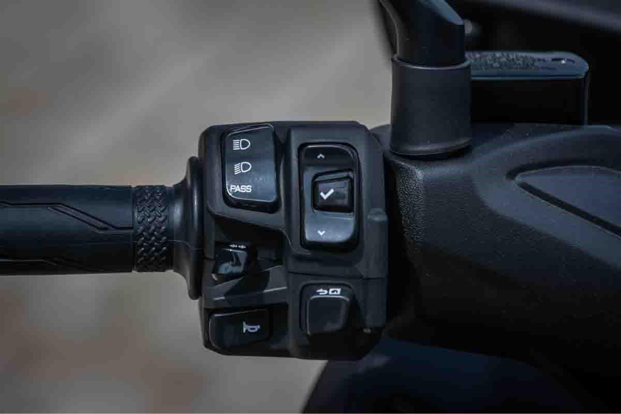 imagem do punho esquerdo do yamaha XMAX 300 Connected 2025