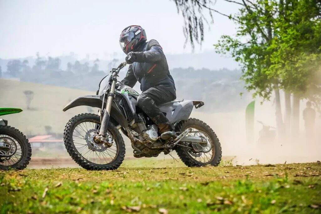 imagem piloto com a kawasaki klx 300