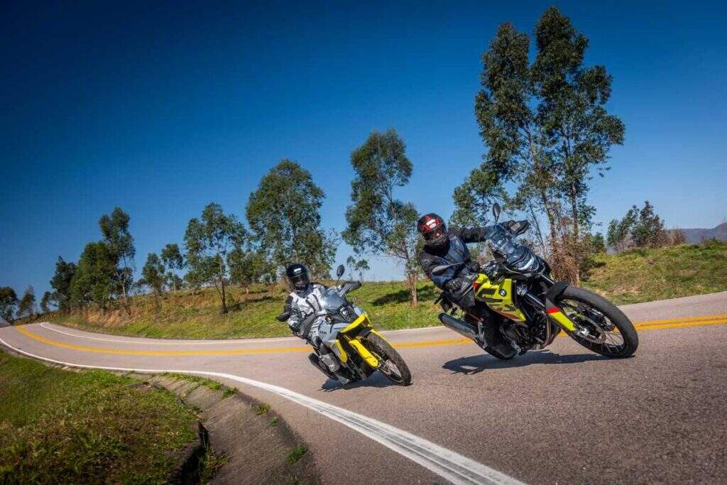imagem pilotos em ação e habilidade com a suzuki v-strom 800 de e bmw f 900 gs