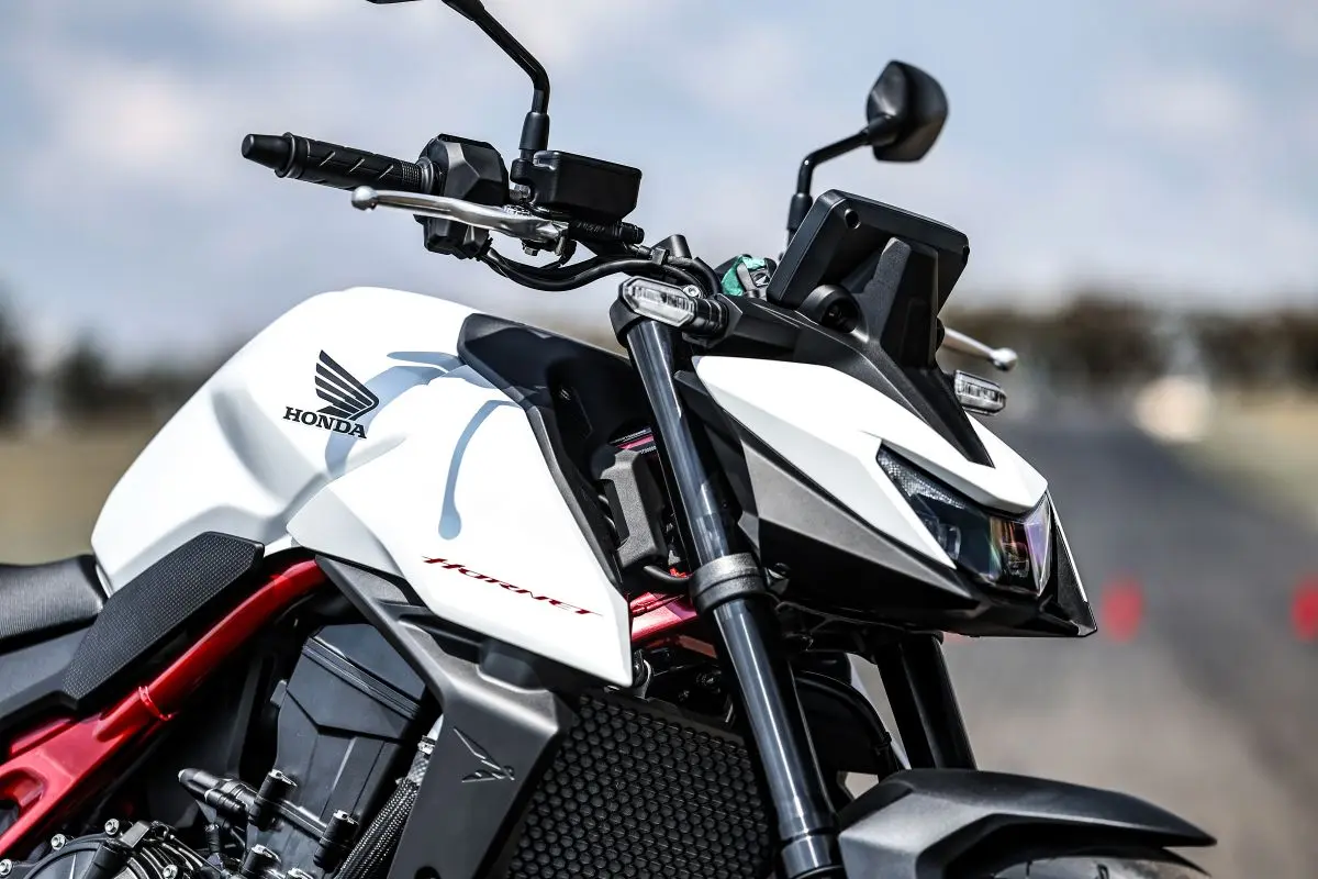 imagem nova honda cb750 hornet 2026
