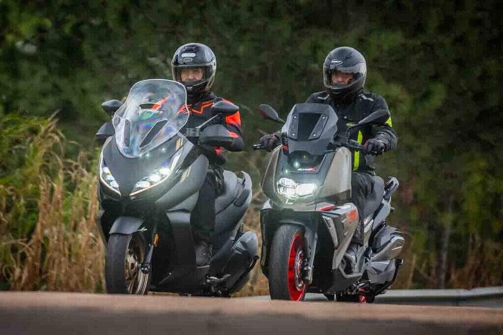 imagem frontal dos scooter bmw 400 x e zontes 350 e