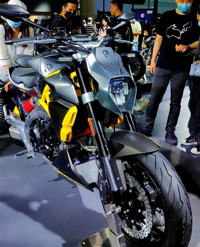 imagem frontal da muscle bike chinesa cyclone ra1000