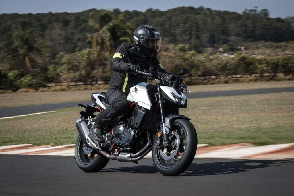 imagem lateral piloto com a honda cb750 hornet 2026