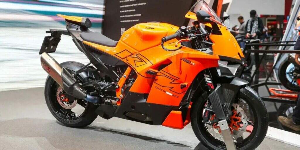 imagem lateral da nova KTM 990 RC R 2025