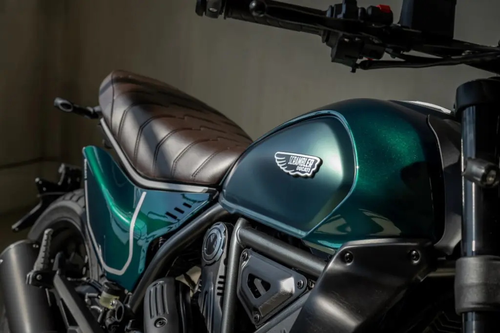imagem lateral da ducati Nightshift 2026 Verde Esmeralda 2026