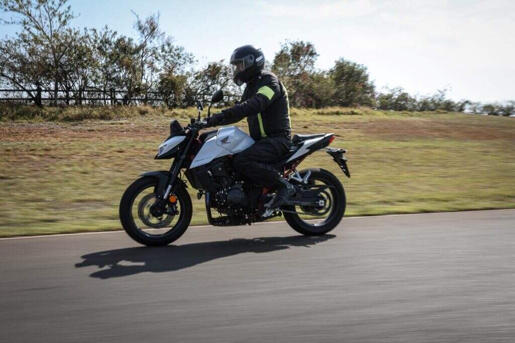 imagem lateral piloto com a nova honda cb750 hornet