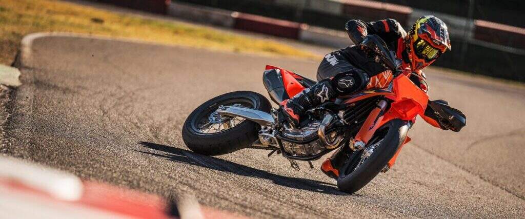 imagem do piloto em ação com a KTM 450 SMR 2026