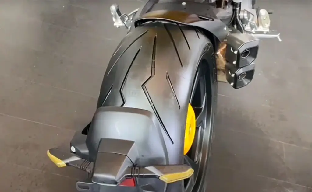 imagem do pneu traseiro 240 mm da muscle bike chinesa Cyclone RA1000