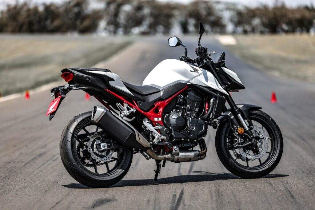 imagem lateral traseira Honda CB750 Hornet