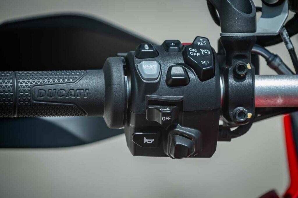 imagem do punho de comando da eletrônica da Ducati Multistrada V4 S