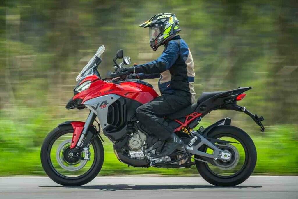imagem lateral do piloto em ação com a Ducati Multistrada V4 S
