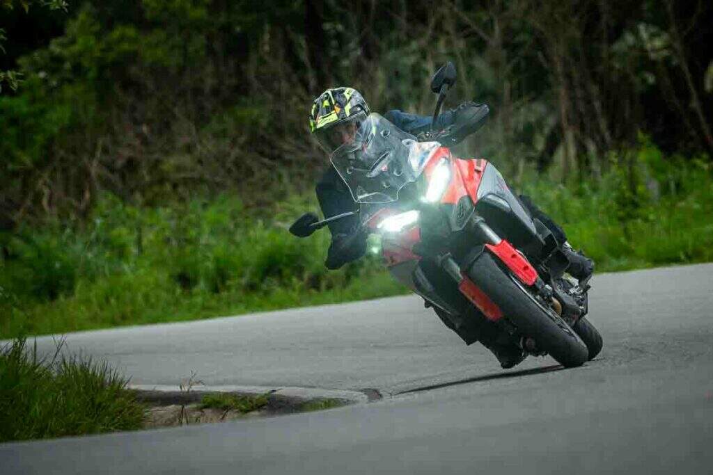 imagem do piloto em curva com a Ducati Multistrada V4 S
