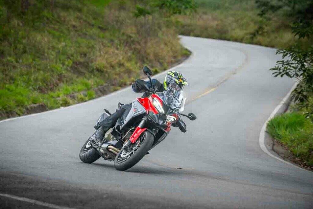 imagem do piloto em curva radical com a Ducati Multistrada V4 S