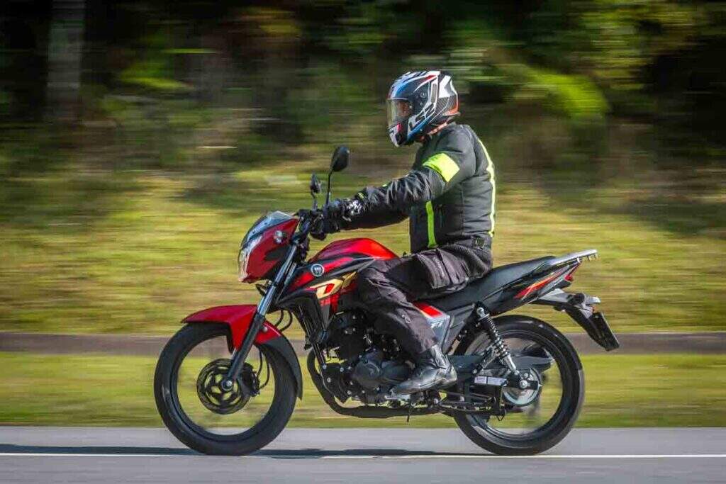 imagem do piloto em ação com a haojue dk 160