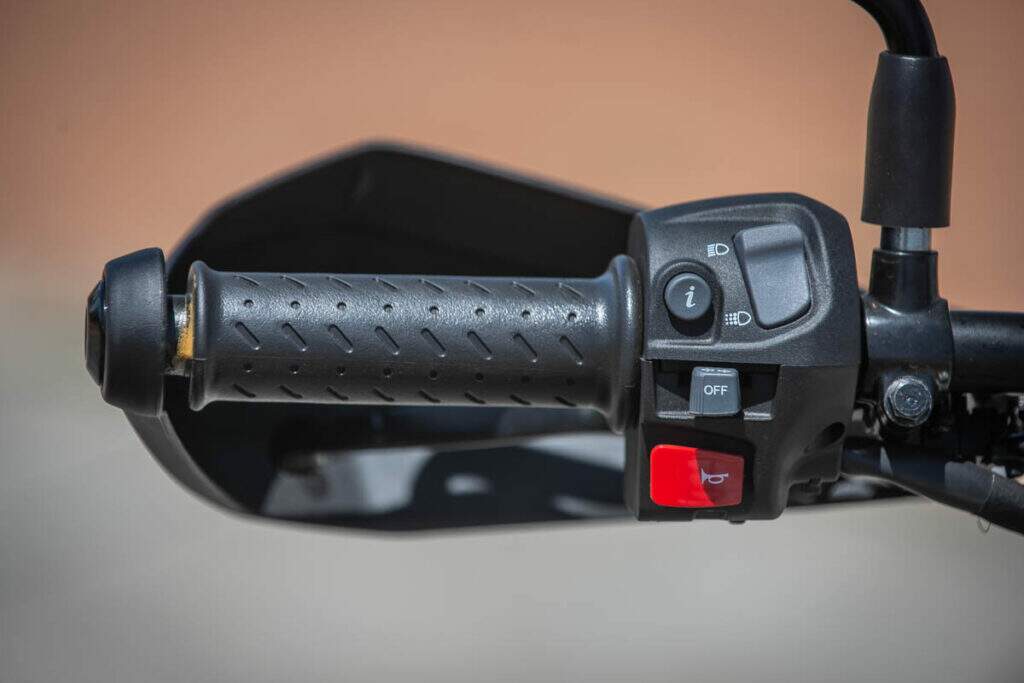 imagem do punho esquerdo das Triumph Speed 400 e Scrambler 400 X