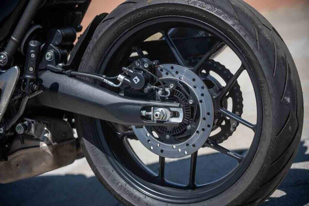 imagem do freio traseiro das Triumph Speed 400 e Scrambler 400 X