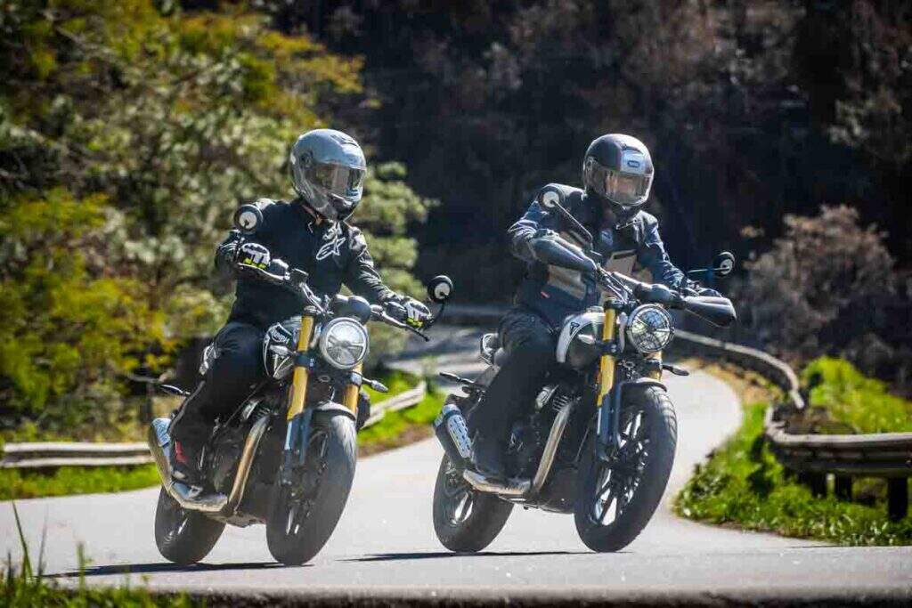 imagem das Triumph Speed 400 e Scrambler 400 X na estrada