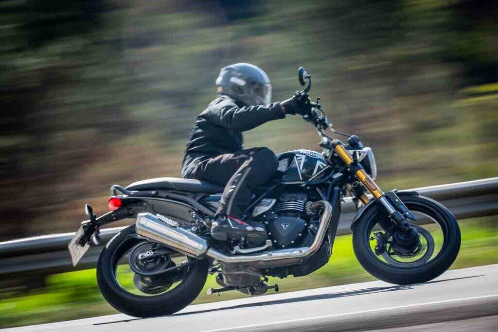 imagem da speed 400 em curva radical