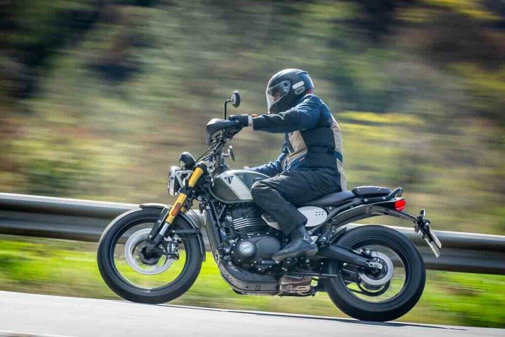 imagem da Scrambler 400 X em ação