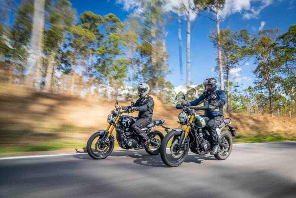 imagem dos pilotos em ação com as Triumph Speed 400 e Scrambler 400 X