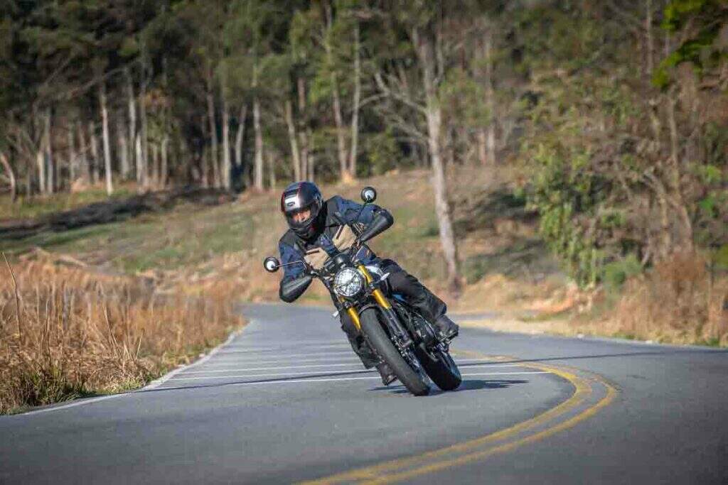 imagem da scrambler 400 x em ação