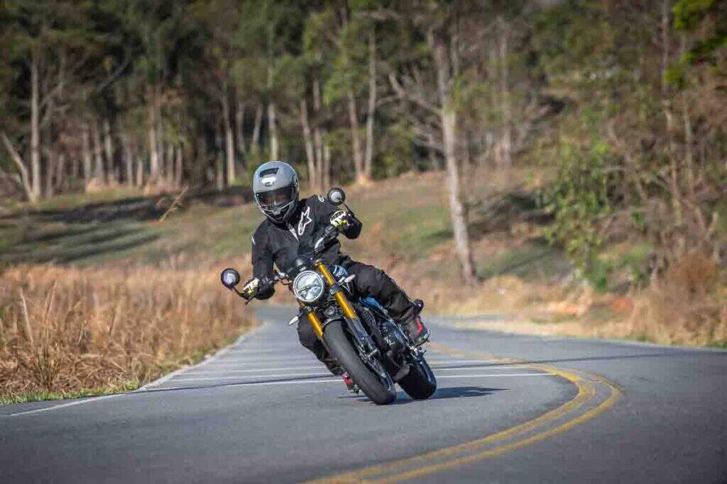 imagem da speed 400 na estrada