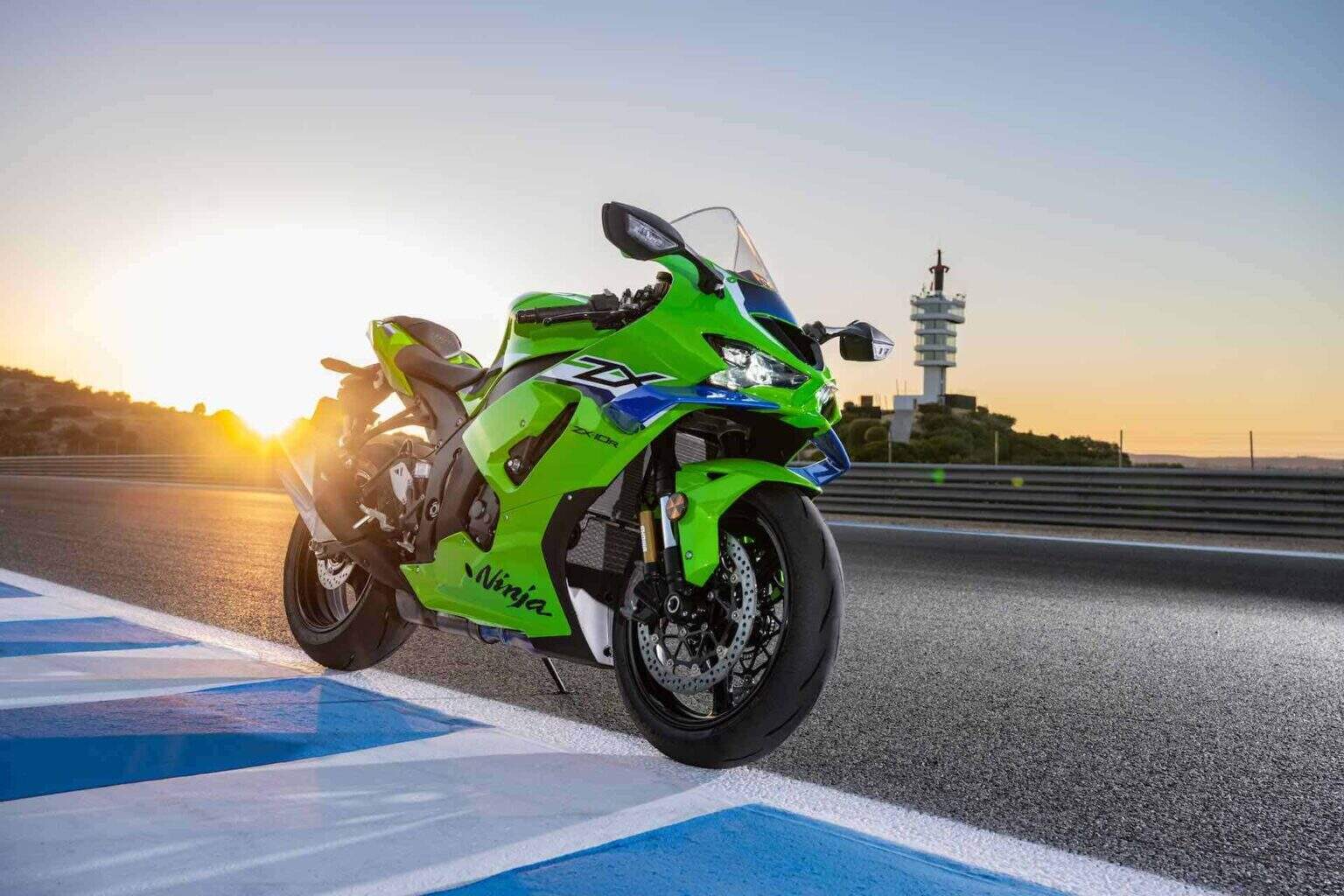 Kawasaki Ninja ZX-10R 2026 surge atualizada no Salão de Milão