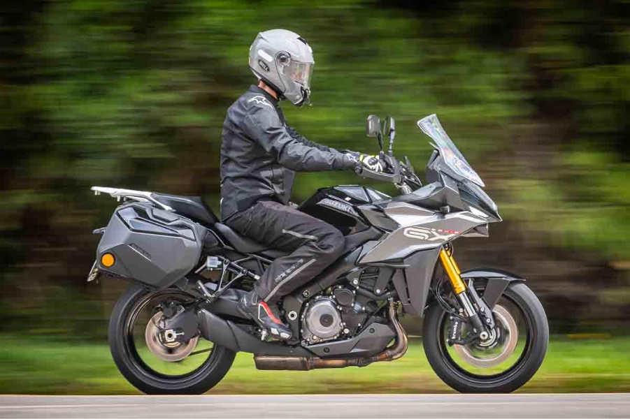 imagem lateral do piloto com a GSX-S1000 GX