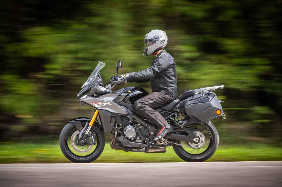 imagem lateral da Suzuki GSX-S1000 GX na estrada